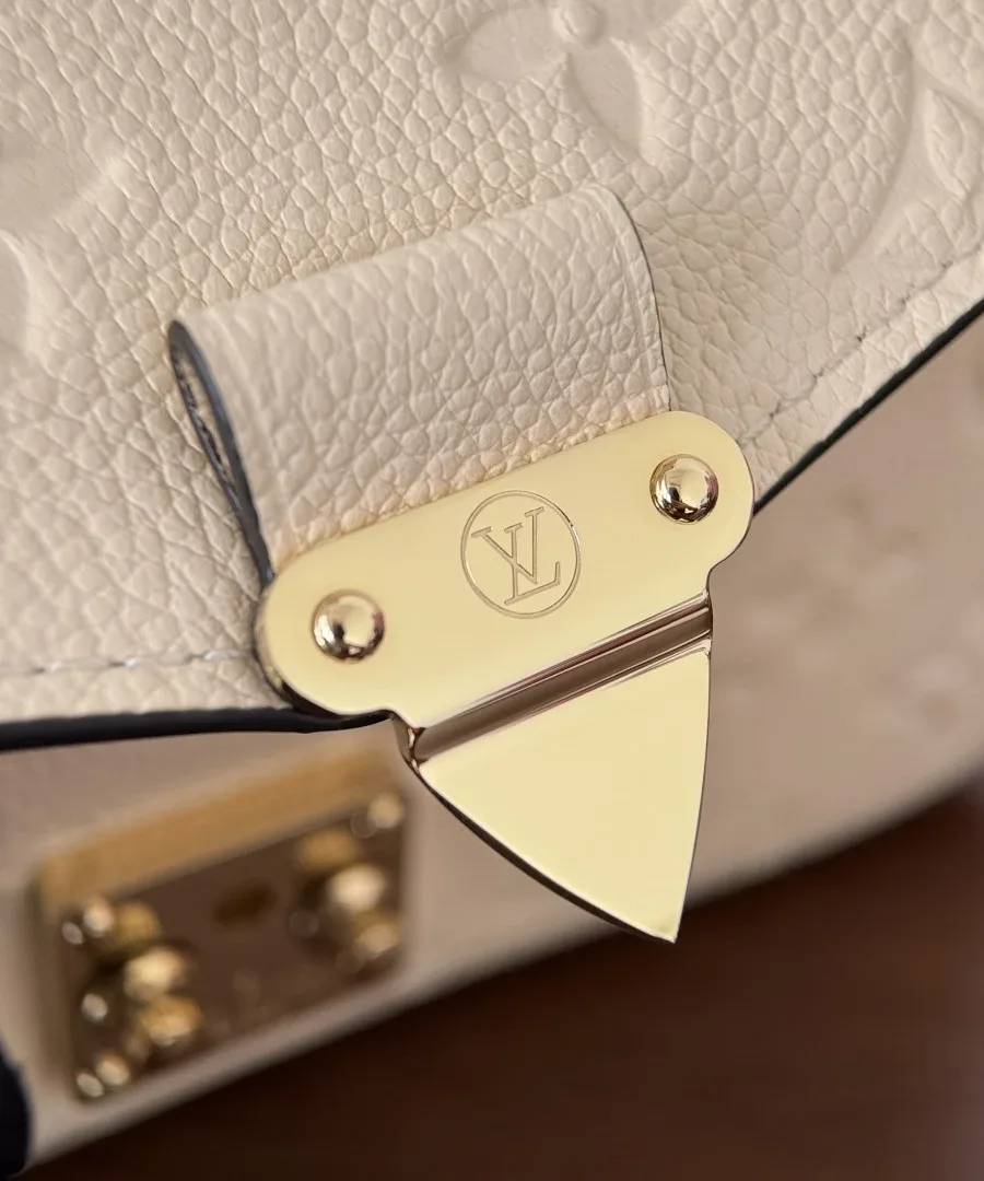 Золотистый замок S-lock на клапане сумки Louis Vuitton