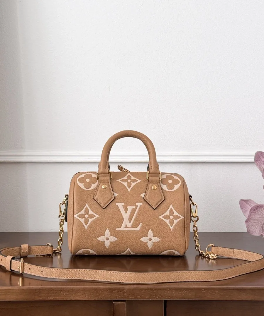 Коричневая сумка Louis Vuitton Speedy 20 с пристегнутым плечевым ремнем