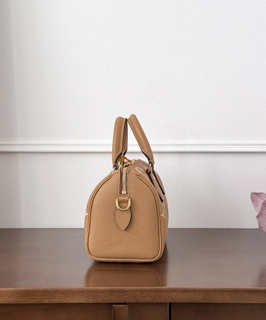 Коричневая сумка Louis Vuitton Speedy 20, вид сбоку