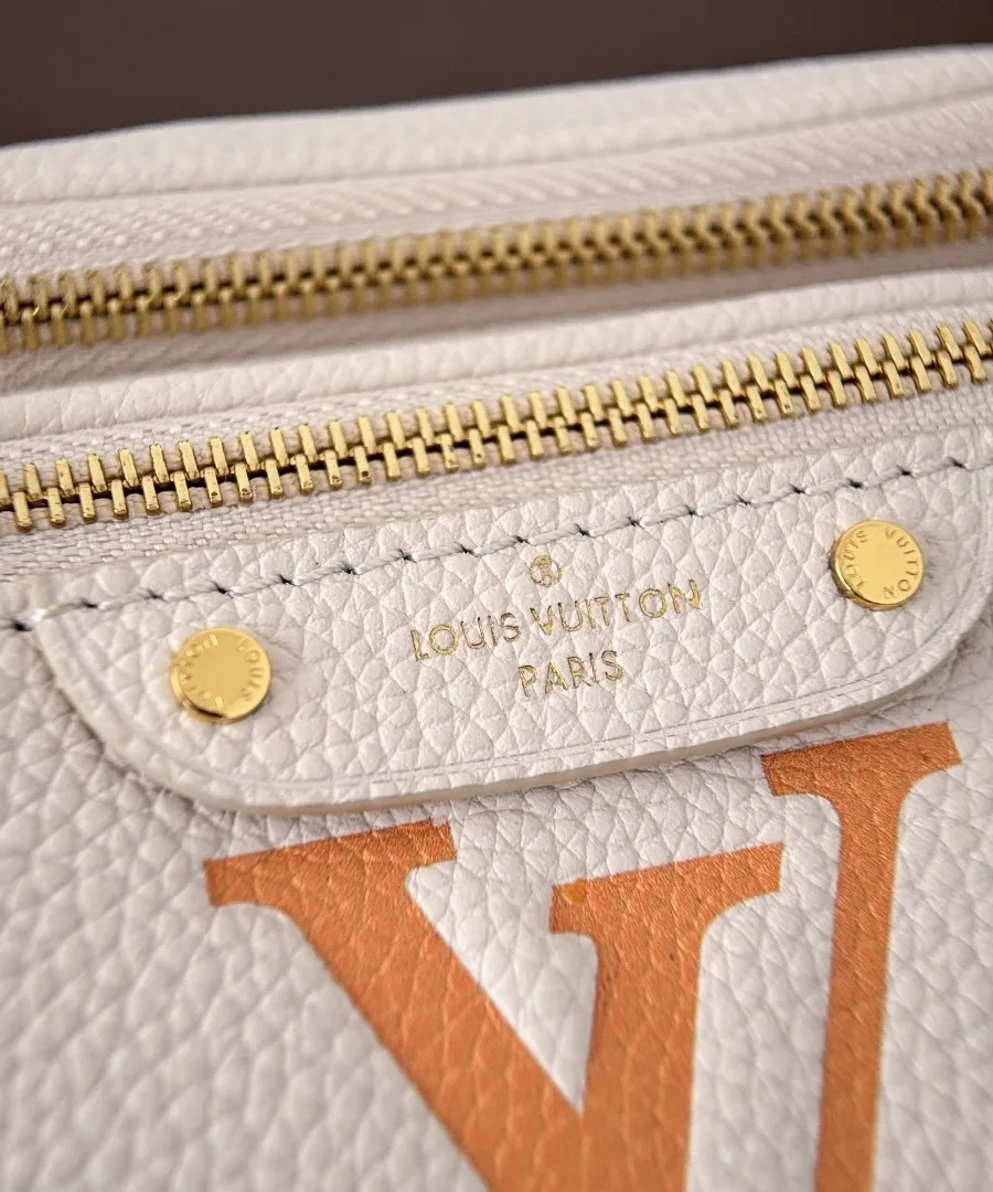 Крупный план переднего кармана на молнии с тиснением логотипа Louis Vuitton