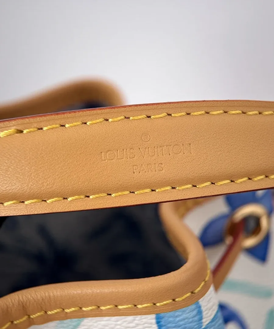 Крупный план кожаной ручки с тиснением Louis Vuitton Paris