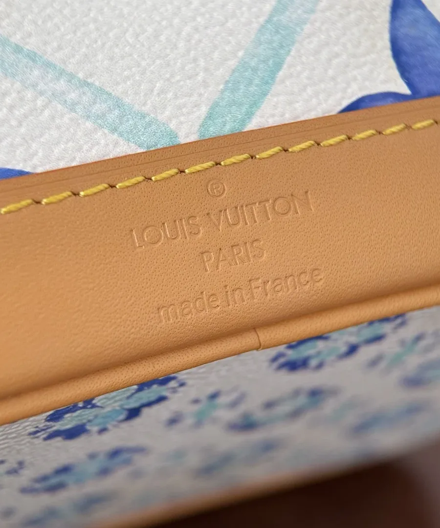 Крупный план кожаного ранта с тиснением Louis Vuitton Paris made in France