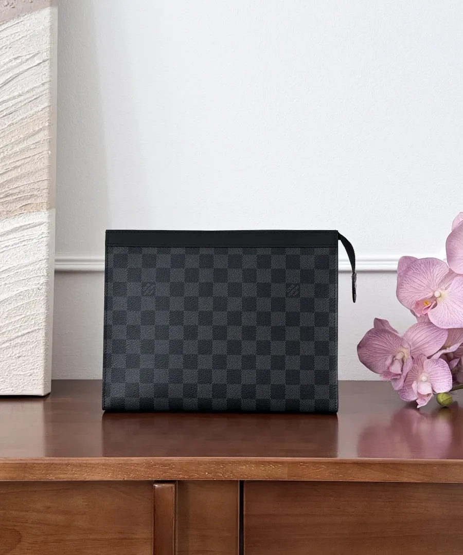 Черный клатч Louis Vuitton Pochette Voyage в клетку Damier Graphite, вид спереди на деревянном столе