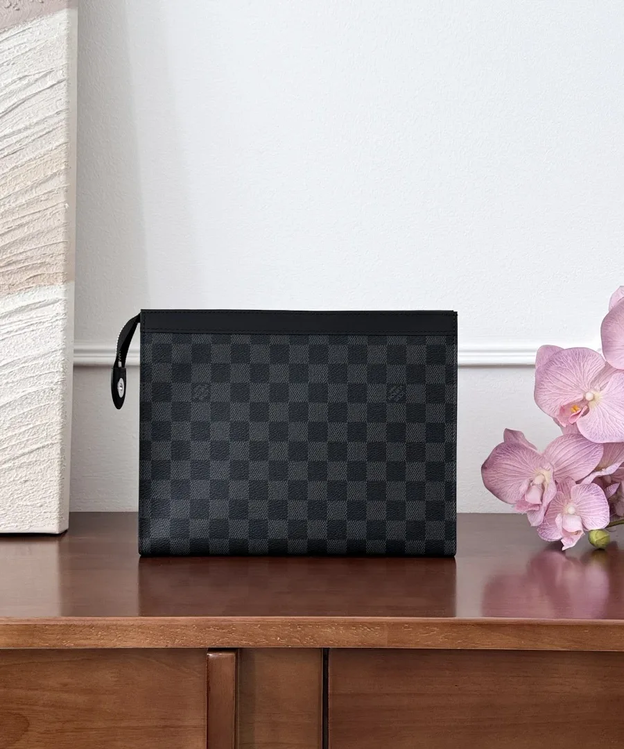 Черный мужской клатч Louis Vuitton Pochette Voyage, фронтальный ракурс