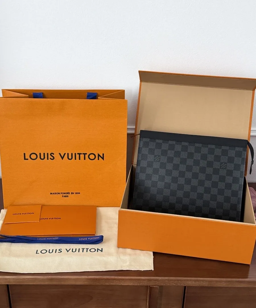 Черный клатч Louis Vuitton Pochette Voyage в комплекте с фирменной коробкой, пыльником и пакетом