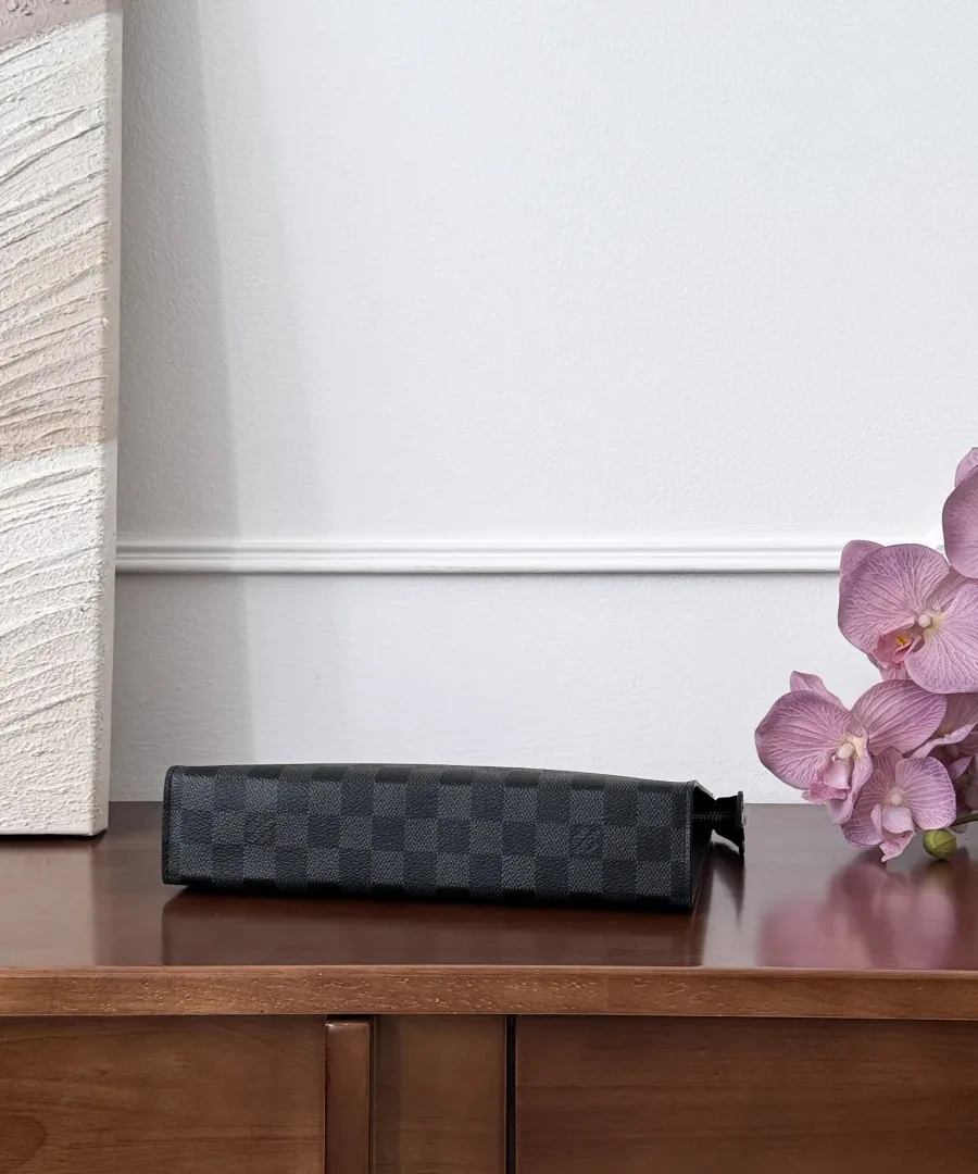 Черный клатч Louis Vuitton Pochette Voyage, вид снизу