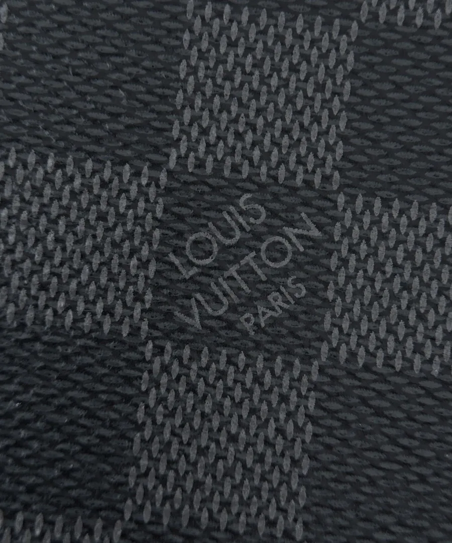 Крупный план канвы Damier Graphite с надписью Louis Vuitton Paris