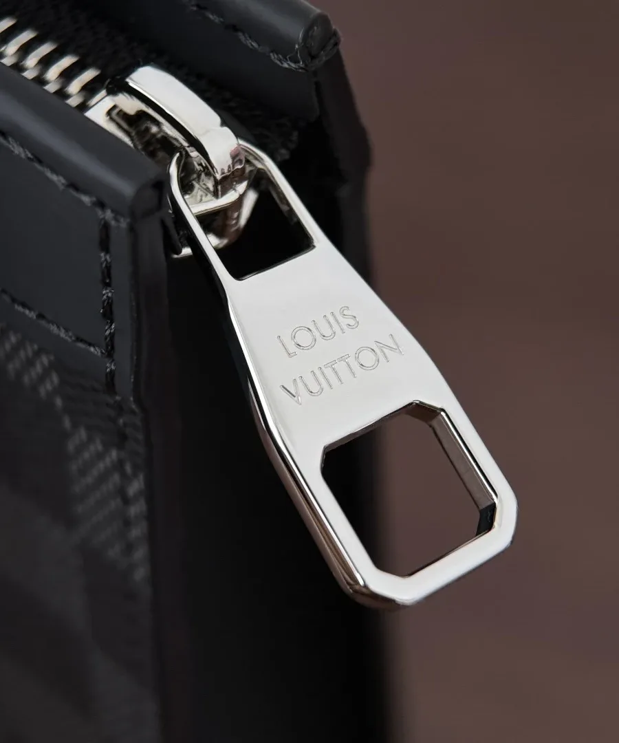 Серебристый металлический пуллер молнии с гравировкой Louis Vuitton