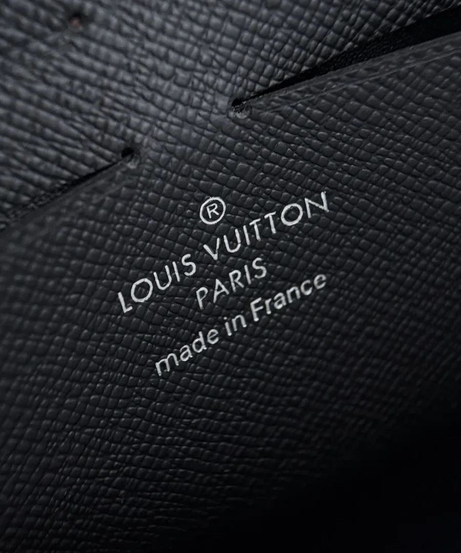 Серебристое тиснение Louis Vuitton Paris made in France на внутренней кожаной отделке