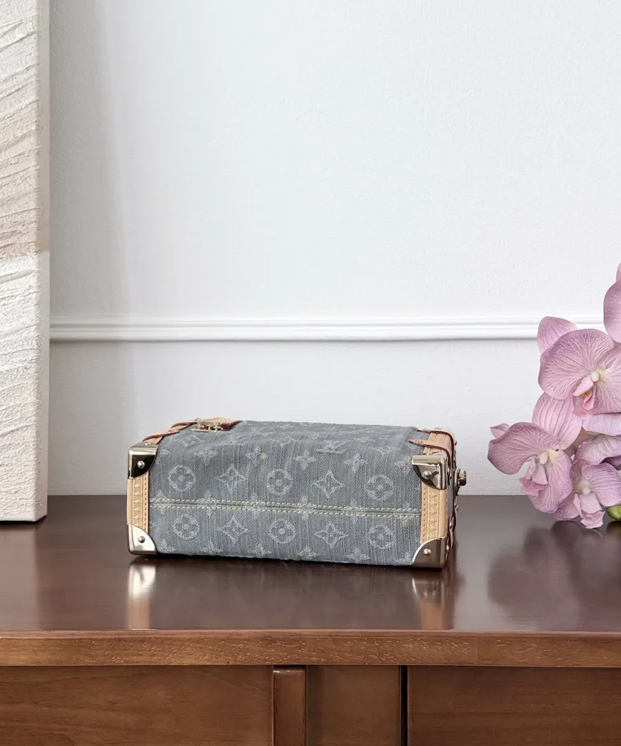 Серая джинсовая сумка Louis Vuitton Side Trunk, вид снизу