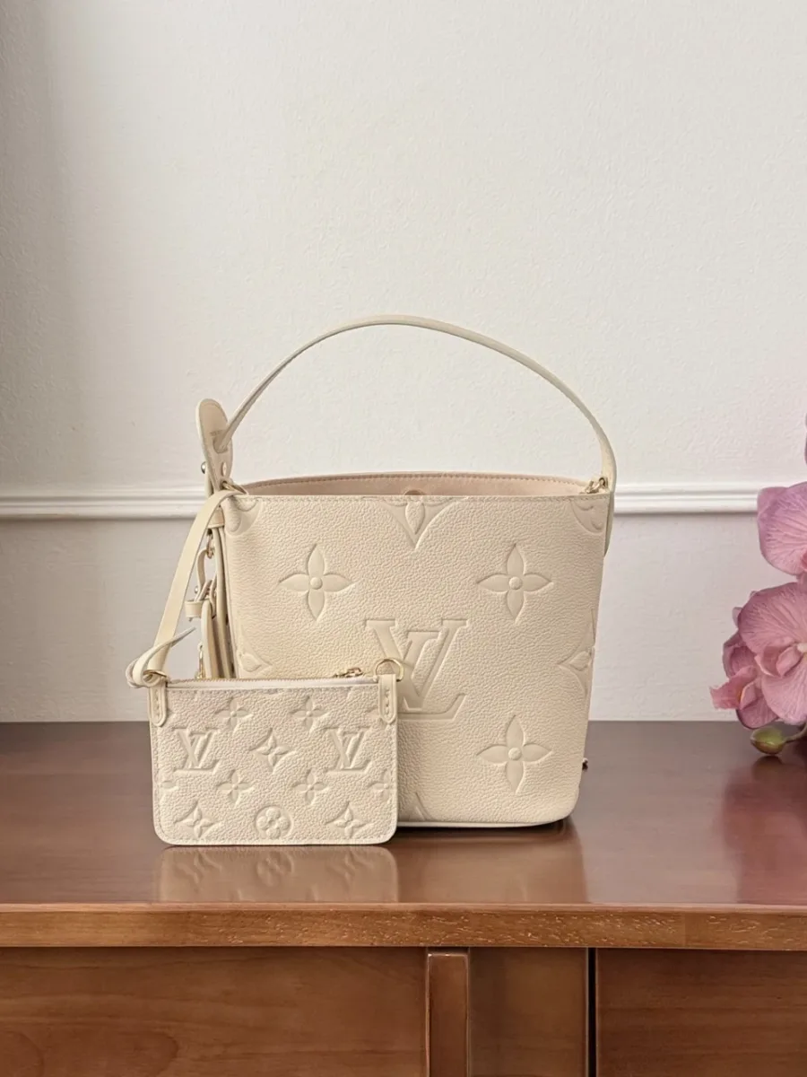 Бежевая сумка-ведро Louis Vuitton All In BB с маленьким кошельком, вид спереди