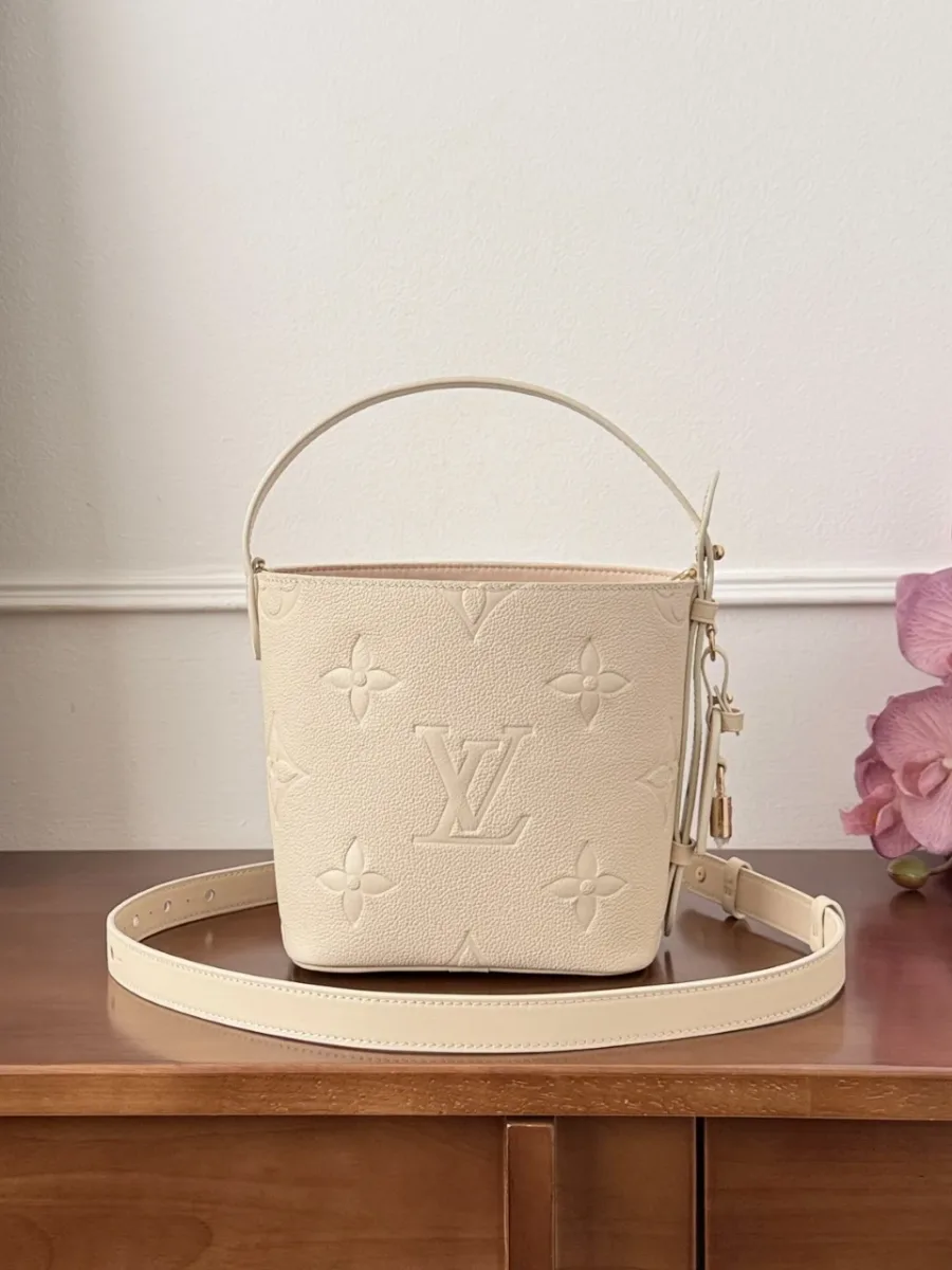 Бежевая сумка-ведро Louis Vuitton All In BB с плечевым ремнем, вид спереди