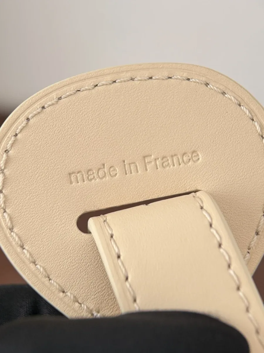 Крупный план кожаного элемента с тиснением made in France