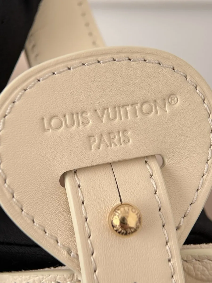 Крупный план кожаного крепления с тиснением LOUIS VUITTON PARIS
