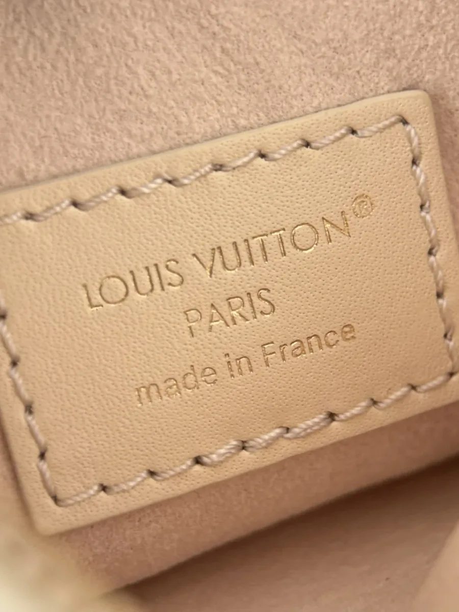 Крупный план внутреннего кожаного ярлыка с тиснением Louis Vuitton Paris