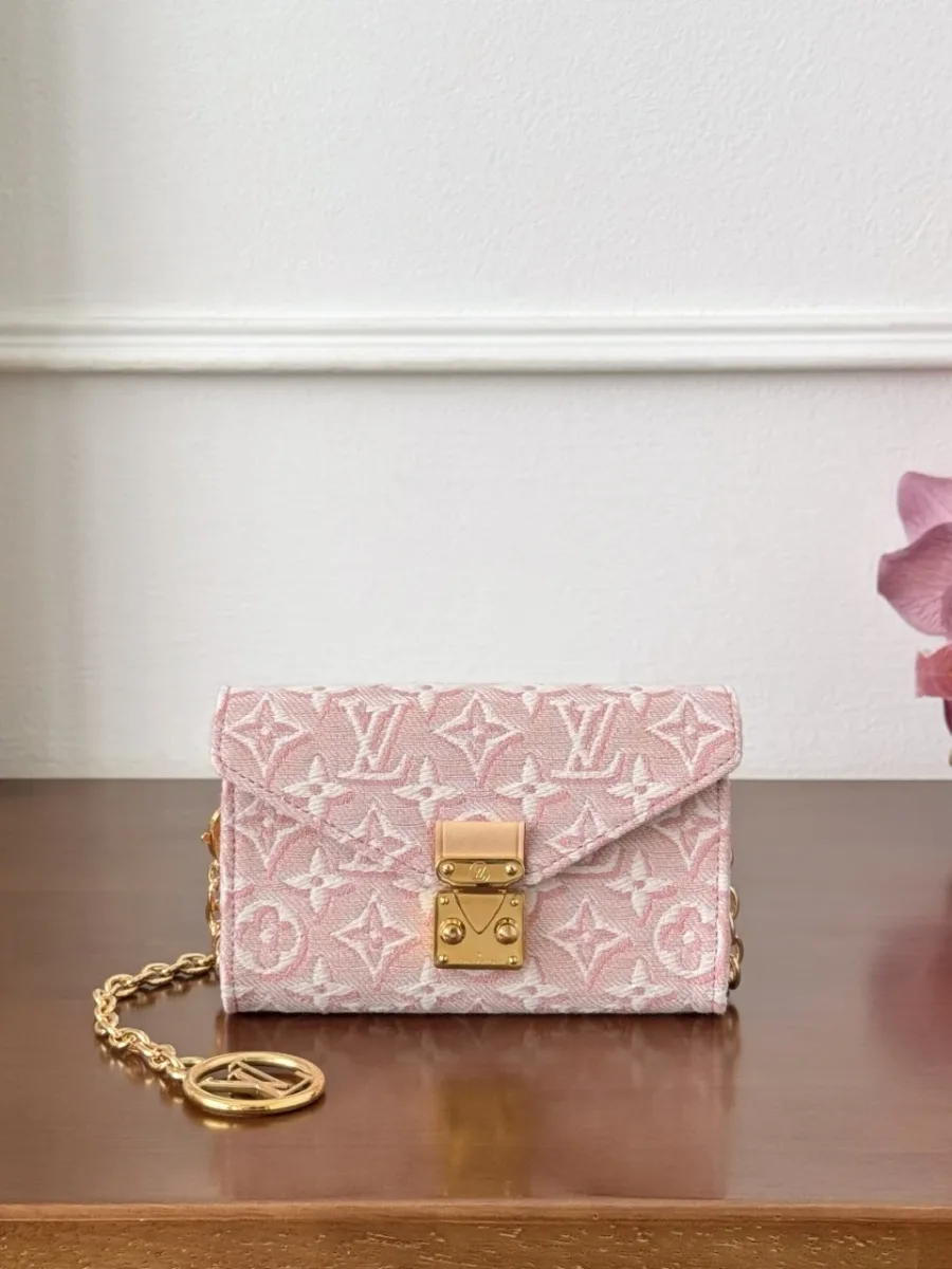 Розовая микро-сумка Louis Vuitton Pochette Metis на цепочке, вид спереди