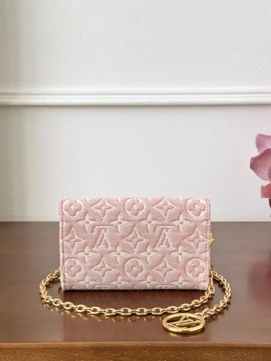 Розовая микро-сумка Louis Vuitton Pochette Metis, вид сзади с прикрепленной цепочкой