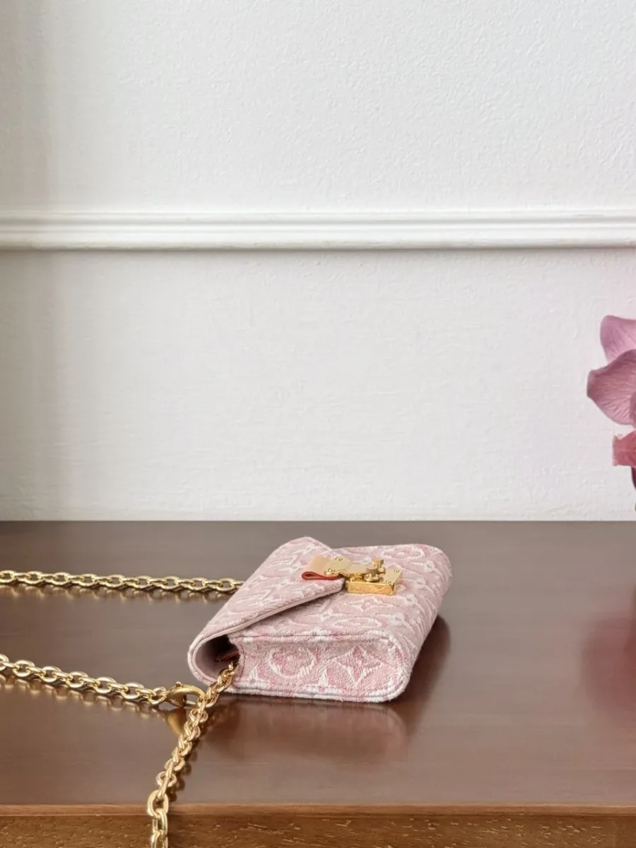Розовая микро-сумка Louis Vuitton Pochette Metis, вид сбоку