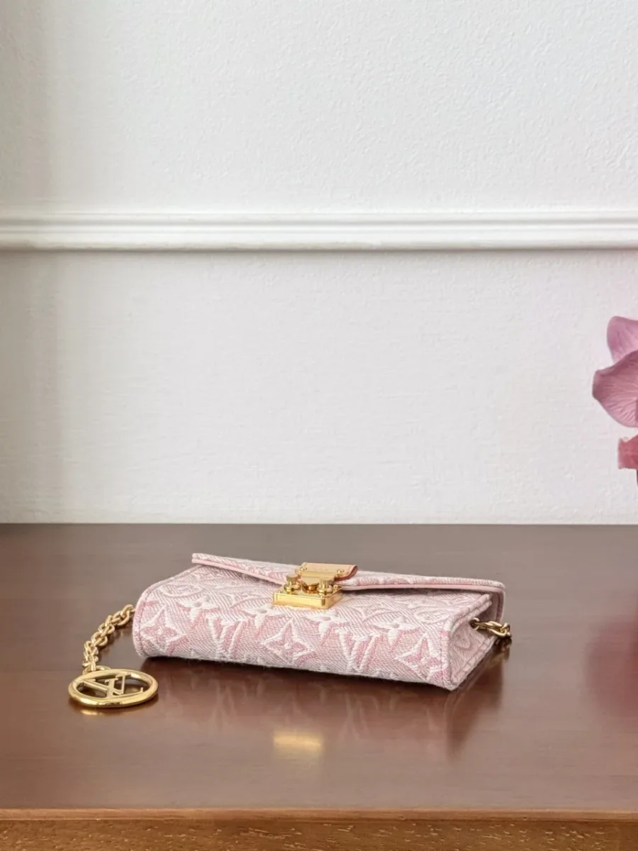 Розовая микро-сумка Louis Vuitton Pochette Metis, вид сверху в закрытом виде