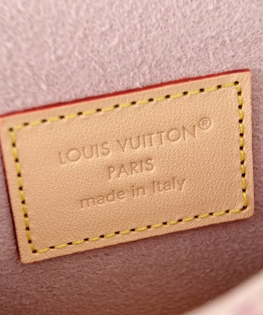 Кожаная нашивка с тиснением Louis Vuitton Paris внутри розовой сумки