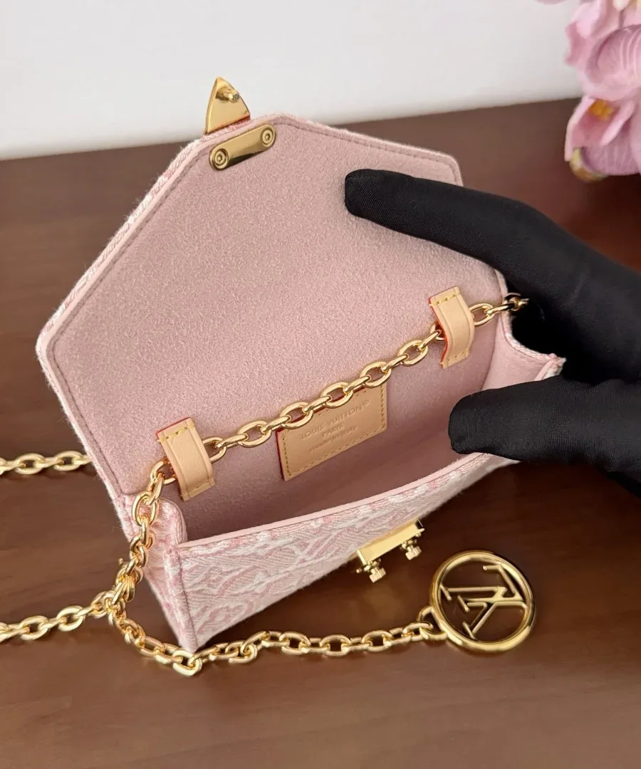 Розовая микро-сумка Louis Vuitton Pochette Metis в открытом виде с цепочкой внутри