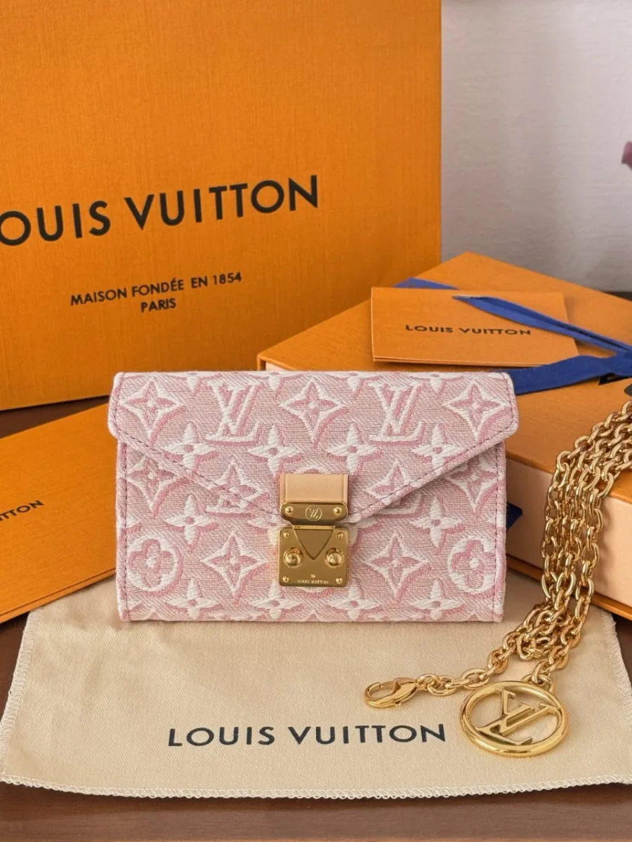 Розовая микро-сумка Louis Vuitton Pochette Metis в комплекте с фирменной коробкой и пыльником