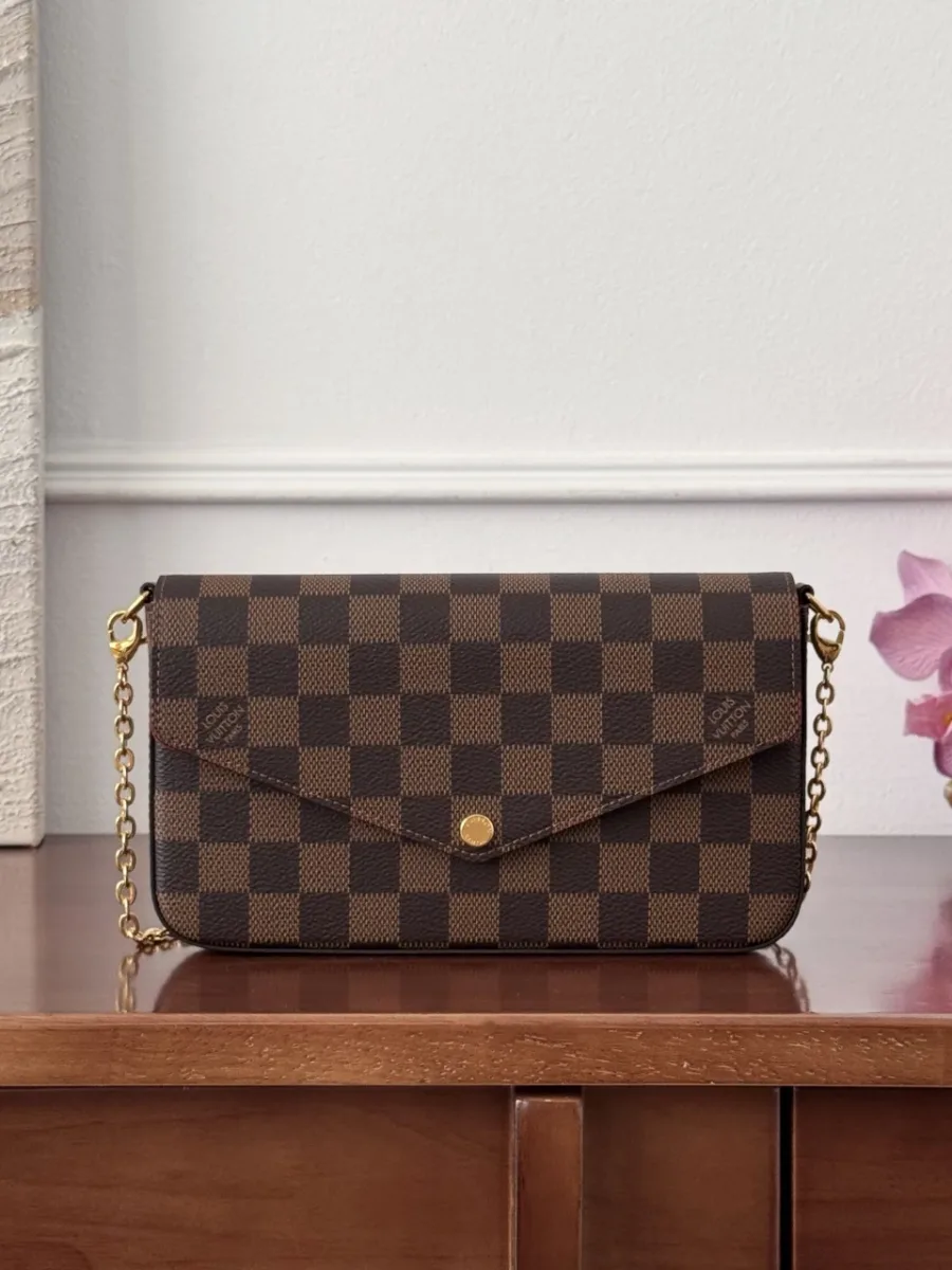 Коричневая сумка Pochette Félicie в клетку Damier Ebene, вид спереди с закрытым клапаном