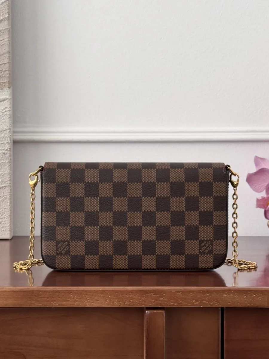 Коричневая сумка Pochette Félicie в клетку Damier Ebene, вид сзади