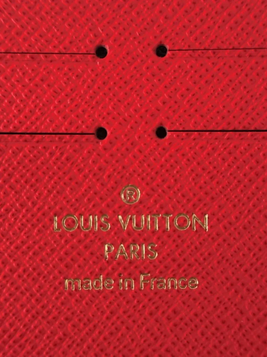 Золотистое тиснение Louis Vuitton Paris на красном кожаном кардхолдере