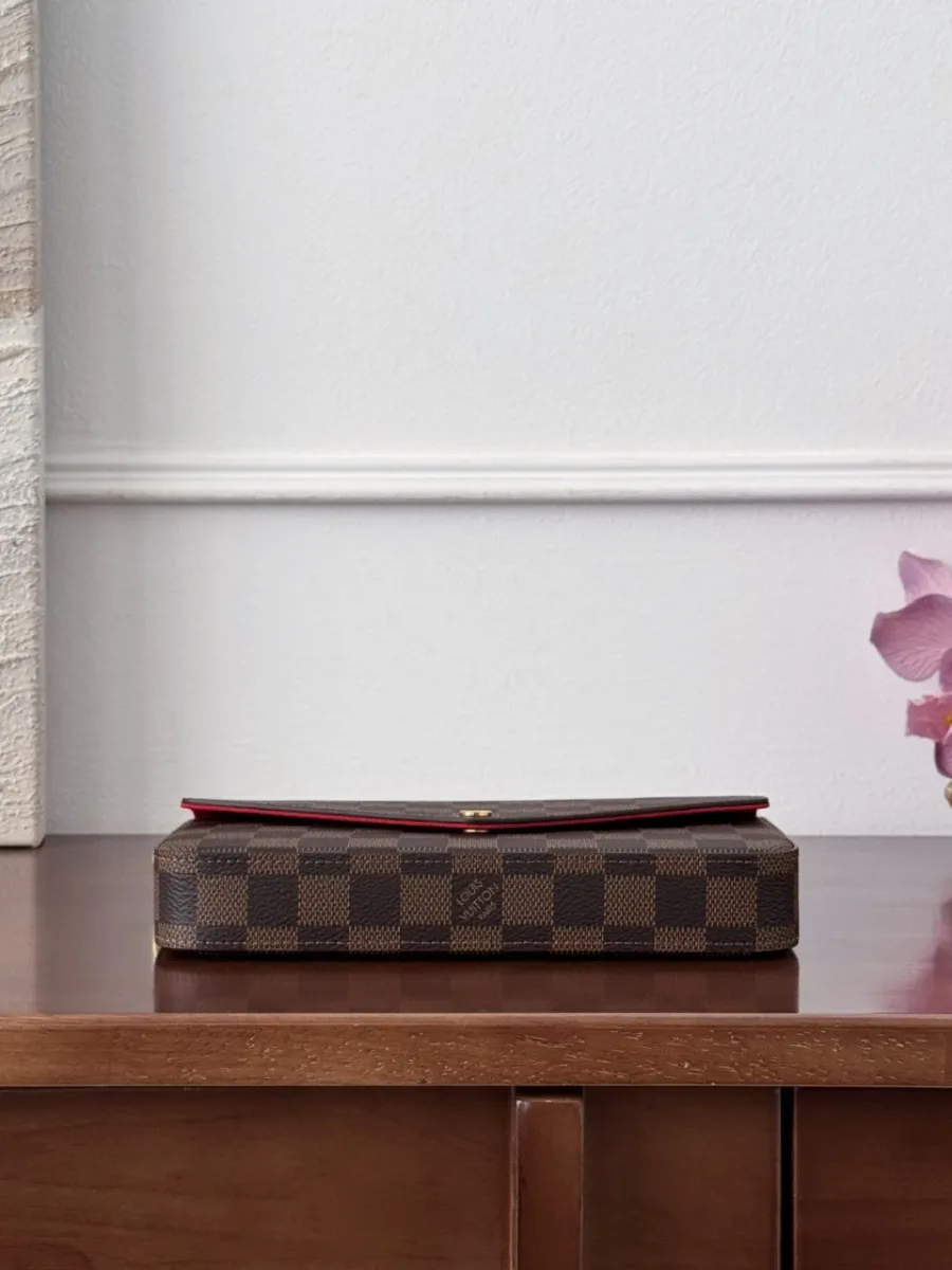 Коричневая сумка Pochette Félicie в клетку Damier Ebene, вид снизу