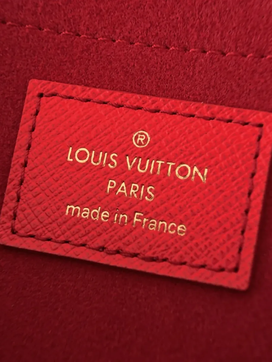 Красная кожаная нашивка внутри сумки с золотистым тиснением Louis Vuitton Paris