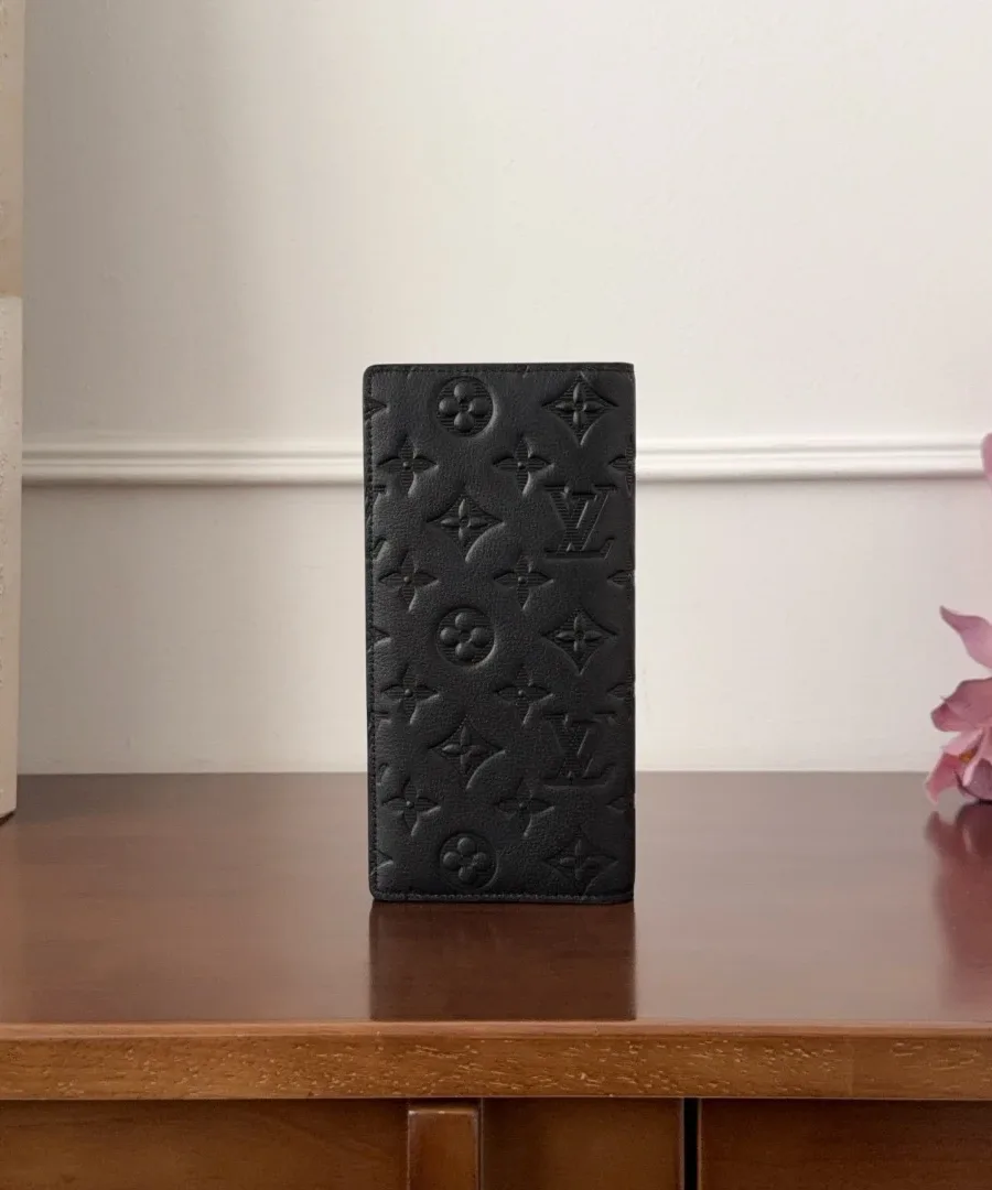 Черное кожаное портмоне Louis Vuitton Brazza с тиснением Monogram