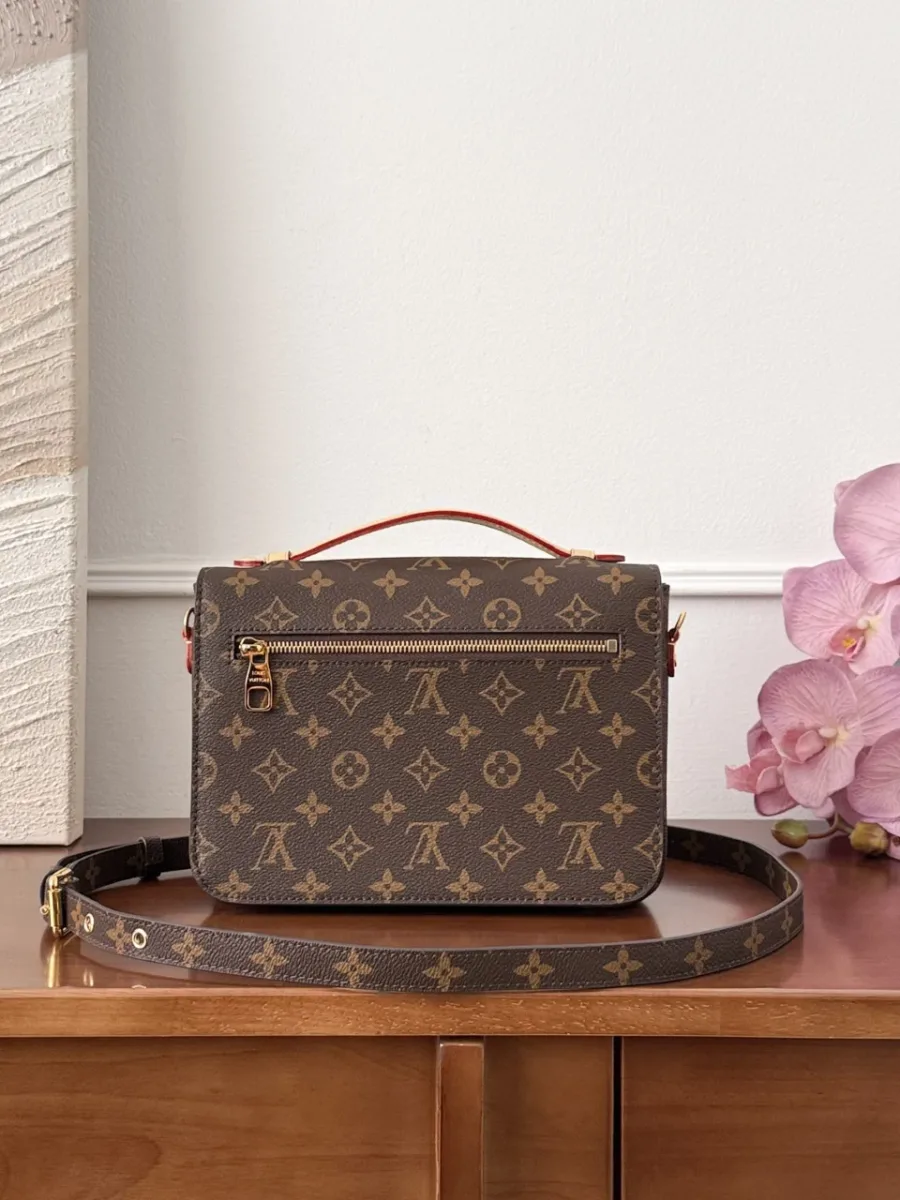 Сумка Louis Vuitton Pochette Métis, вид сзади с карманом на молнии и ремнем