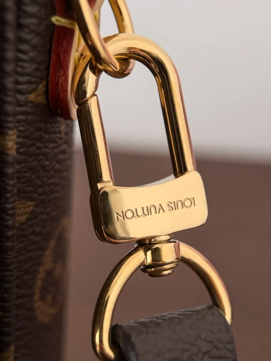 Золотистый карабин плечевого ремня сумки Louis Vuitton