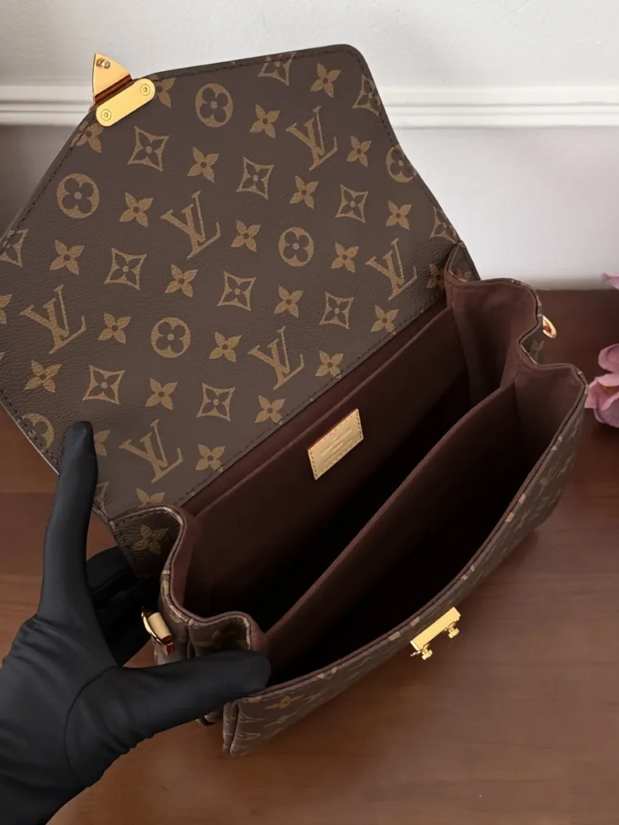 Открытая сумка Louis Vuitton Pochette Métis, вид на внутренние отделения