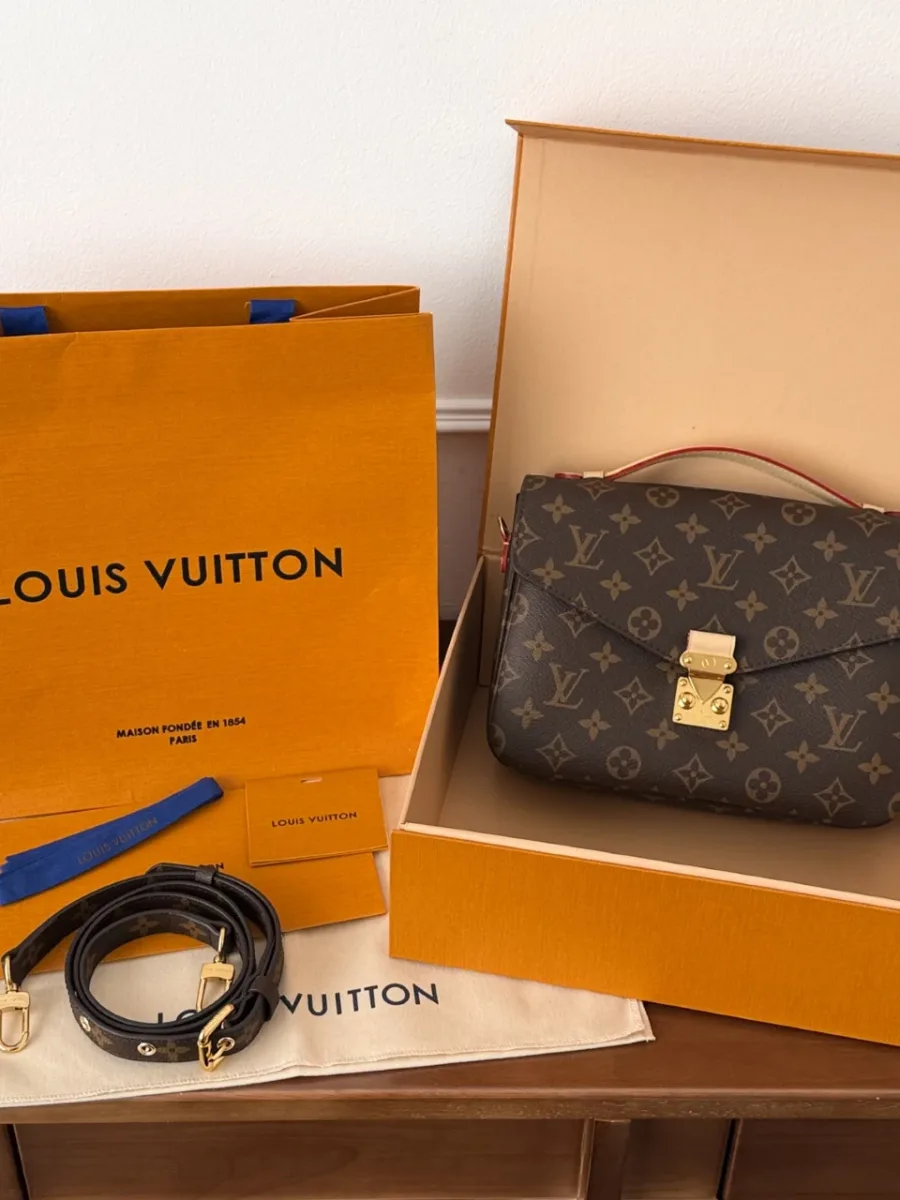 Сумка Louis Vuitton Pochette Métis в комплекте с фирменной коробкой и пакетом