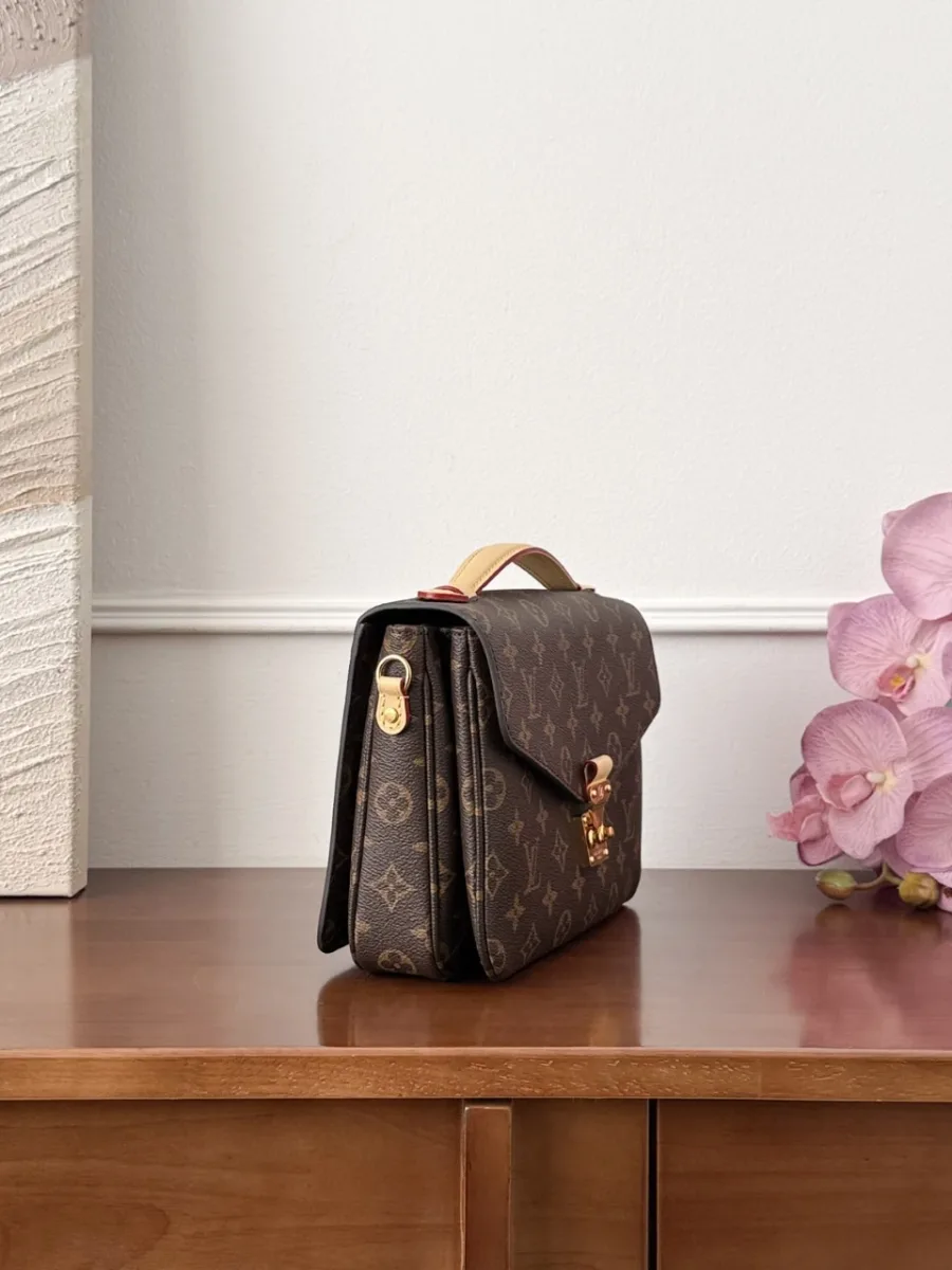 Сумка Louis Vuitton Pochette Métis, вид сбоку