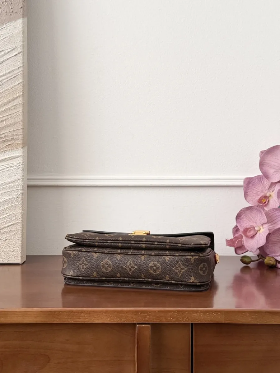 Сумка Louis Vuitton Pochette Métis, вид снизу