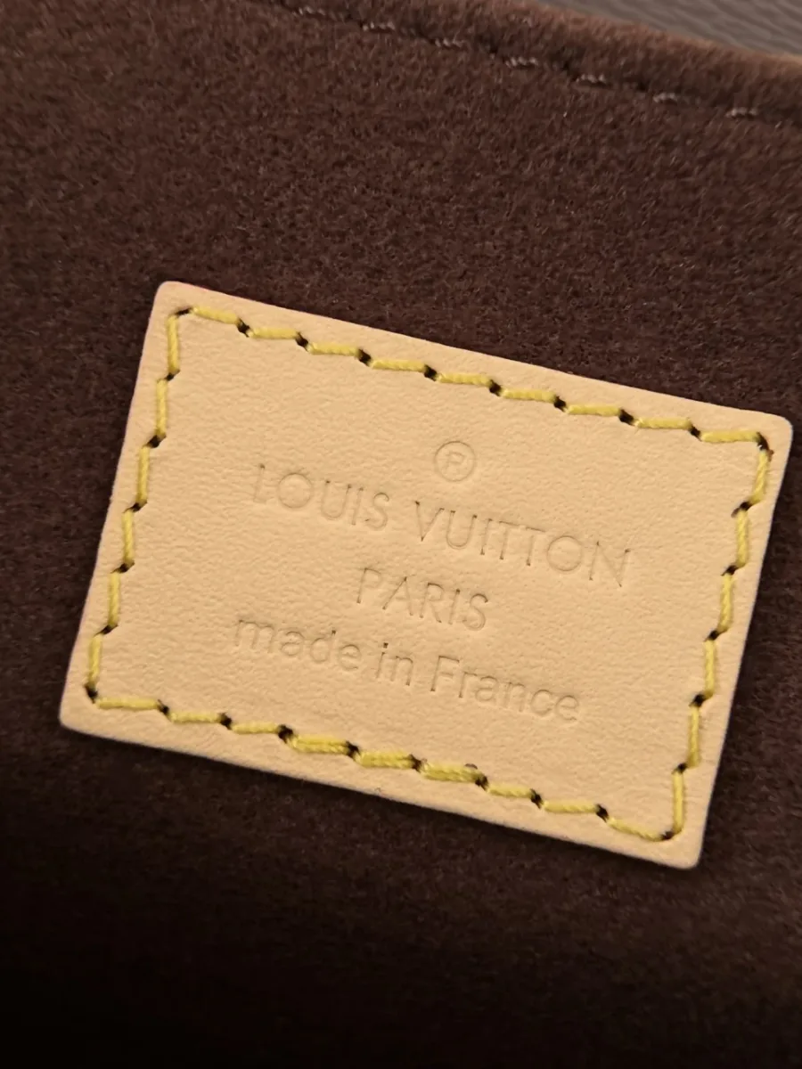 Внутренний кожаный ярлык с тиснением Louis Vuitton Paris