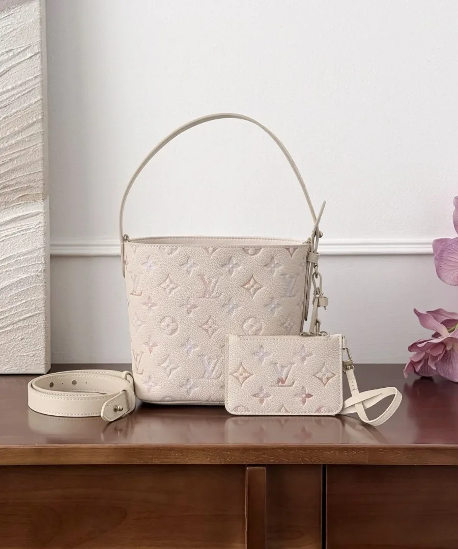 Бежевая сумка-ведро Louis Vuitton Bella с градиентным узором Monogram, съемным кошельком и ремнем