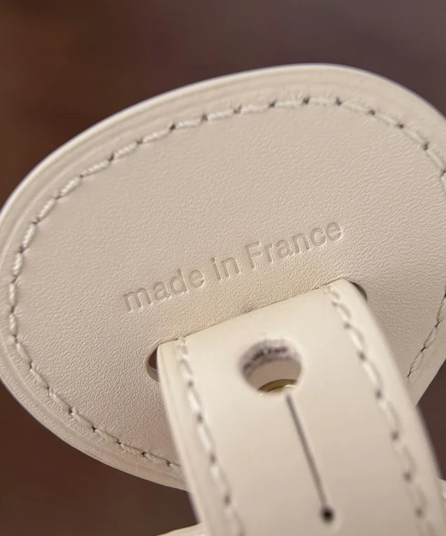 Крупный план тиснения made in France на кожаной детали