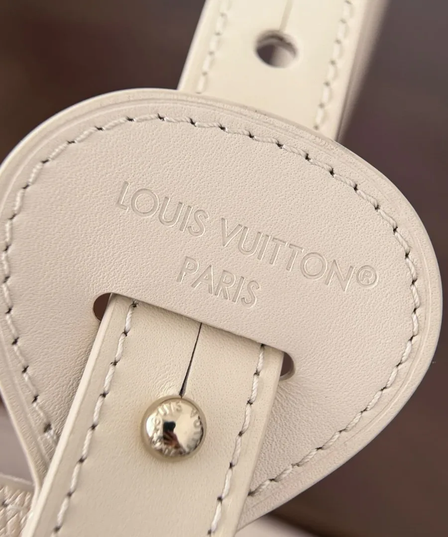 Крупный план кожаного крепления ручки с тиснением Louis Vuitton Paris