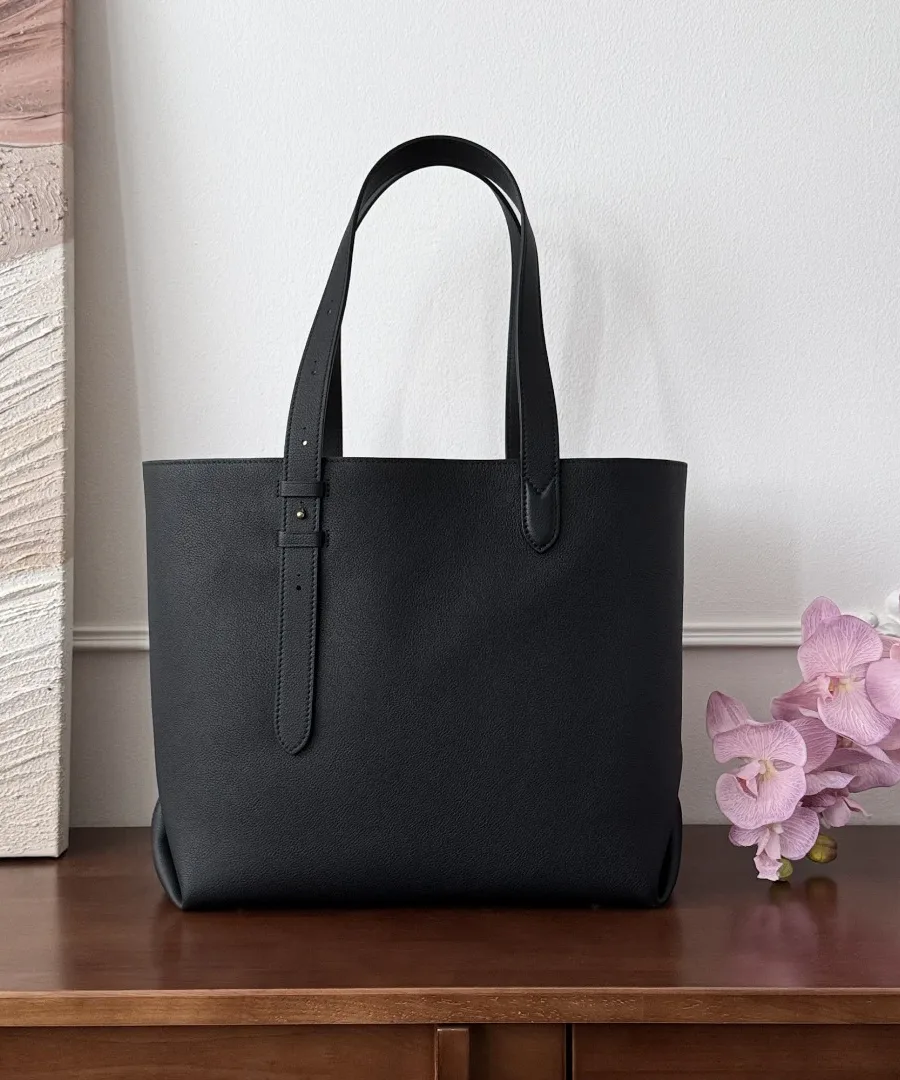 Черная кожаная сумка-тоут Louis Vuitton Low Key Cabas, вид сзади