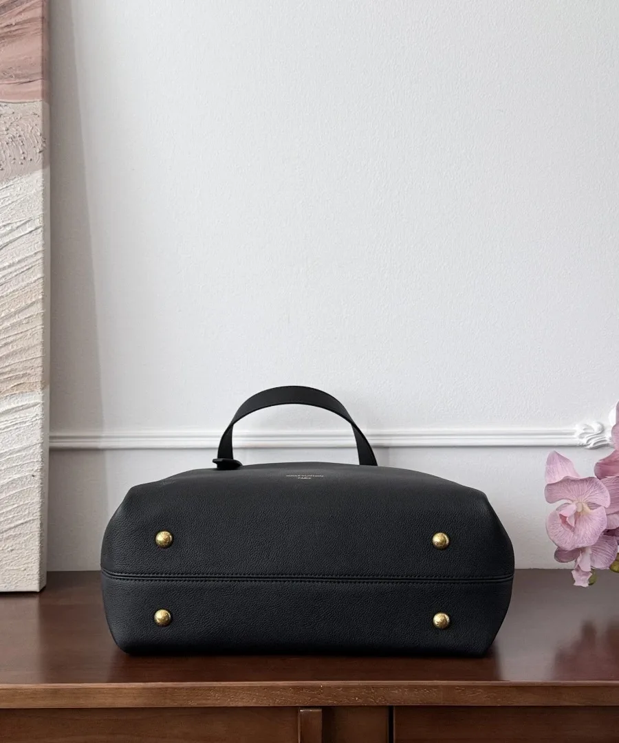 Дно черной сумки Louis Vuitton Low Key Cabas с четырьмя металлическими ножками