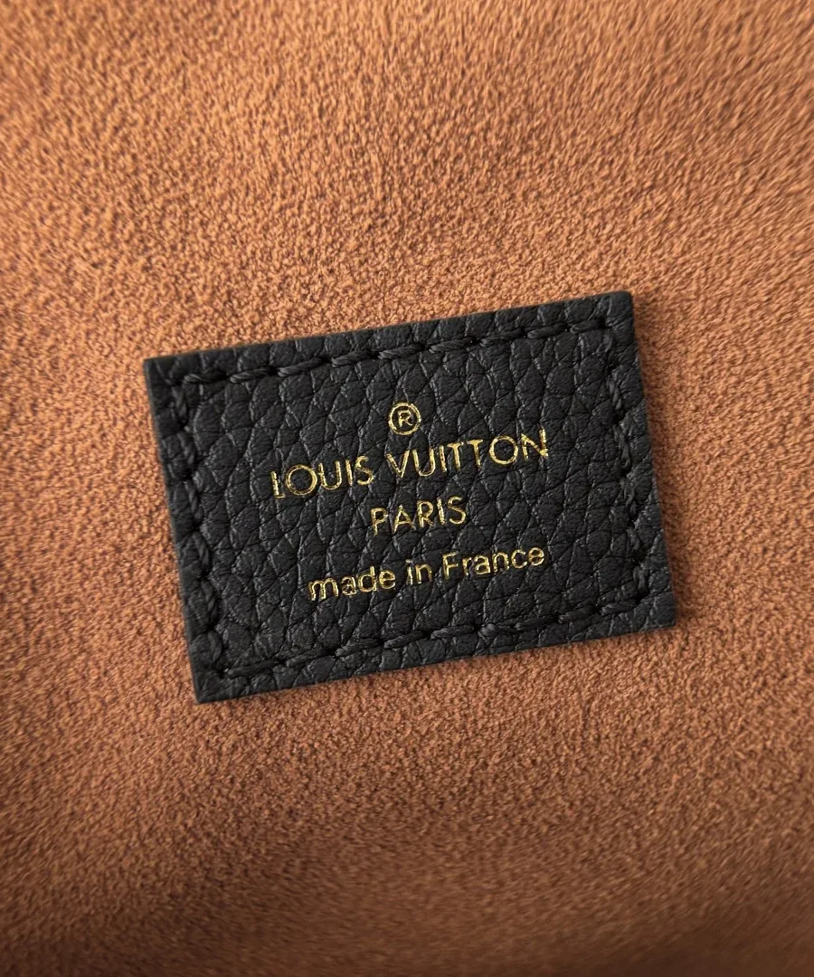 Кожаная нашивка с золотистым тиснением Louis Vuitton Paris на внутренней подкладке