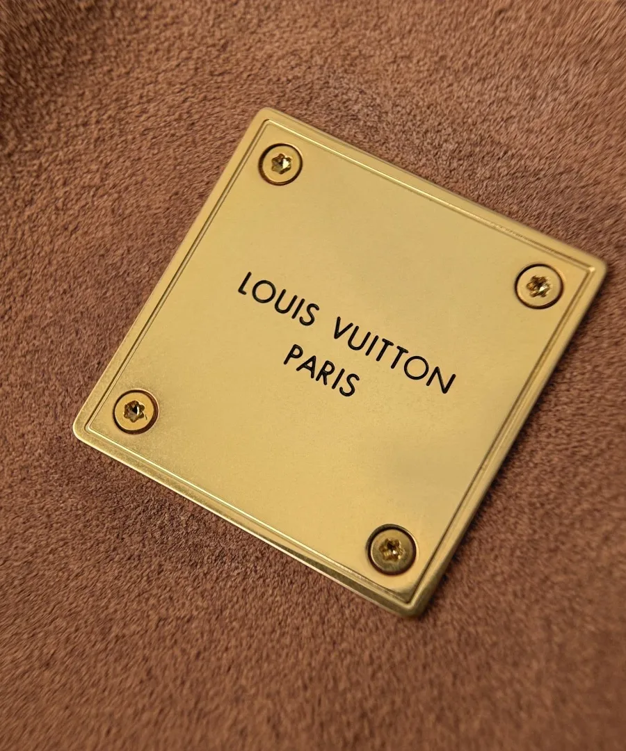 Золотистая металлическая пластина с гравировкой Louis Vuitton Paris на внутренней стороне