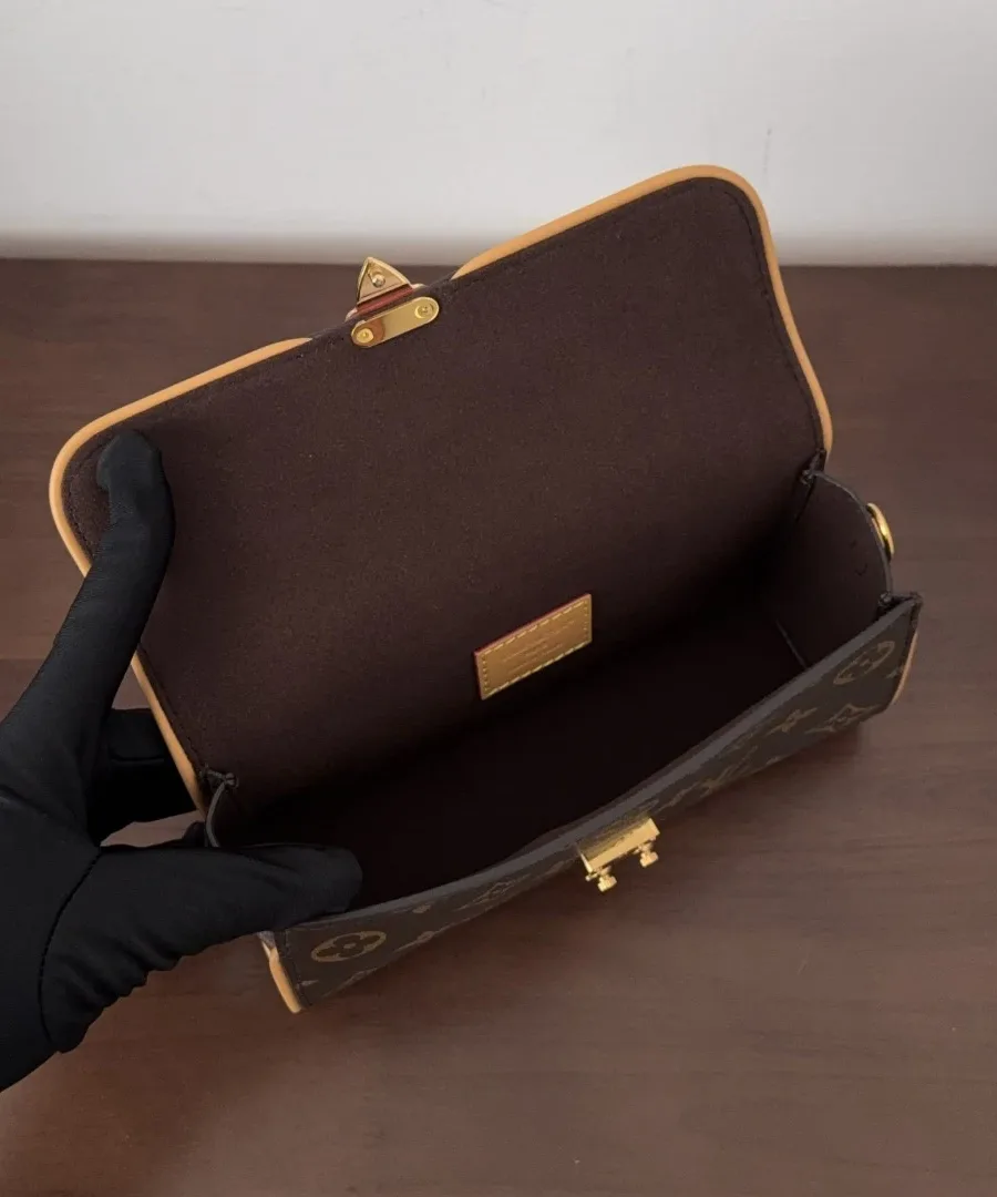 Открытая сумка Louis Vuitton Pochette Camille с коричневой подкладкой