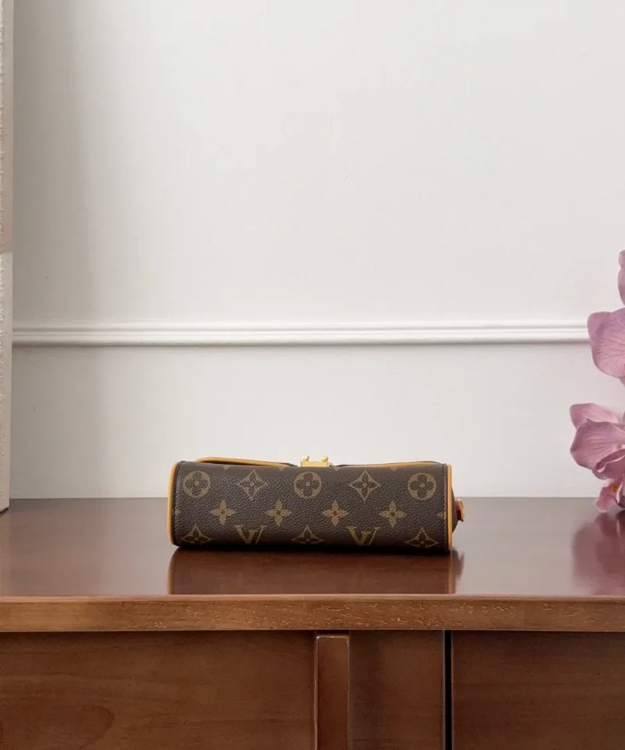 Коричневая сумка Louis Vuitton Pochette Camille, вид снизу
