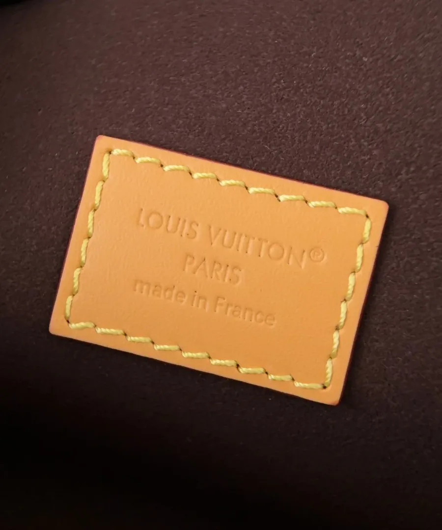 Кожаная нашивка с тиснением Louis Vuitton Paris внутри сумки