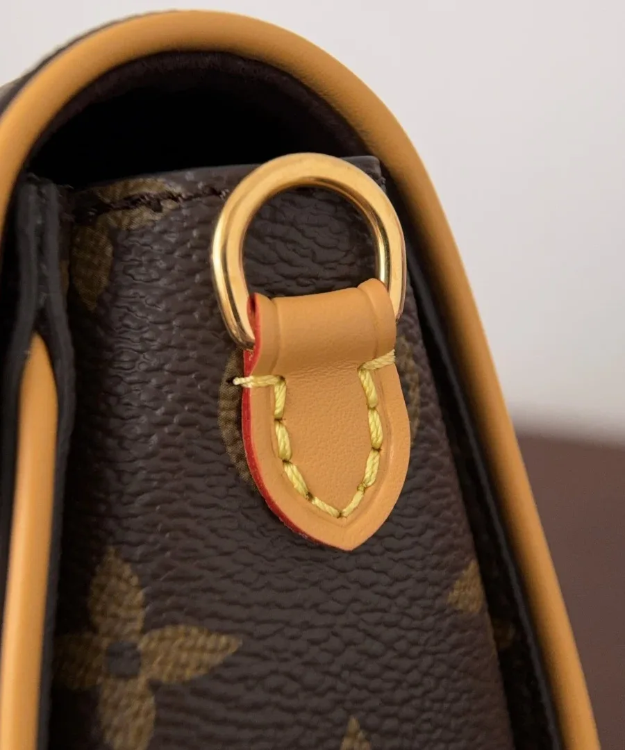 Крепление для ремня на боковой части сумки Louis Vuitton